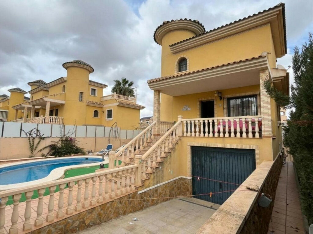 Detached Villa Villamartin Alicante - image 2