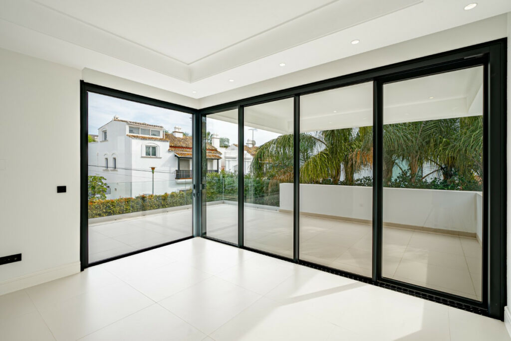 Detached Villa The Golden Mile Málaga - image 17