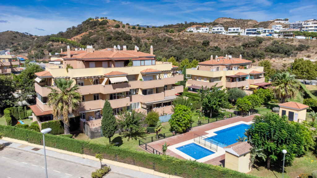 Middle Floor Apartment La Cala Málaga - image 2