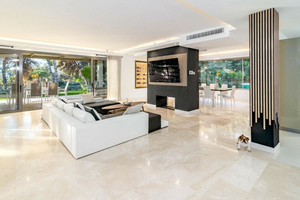 Detached Villa Río Real Málaga - image 3