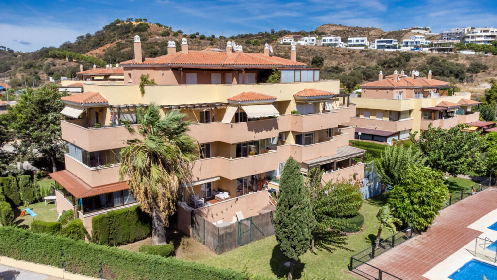 Middle Floor Apartment La Cala Málaga - image 4
