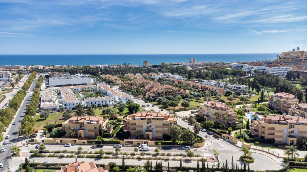Middle Floor Apartment La Cala Málaga - image 5