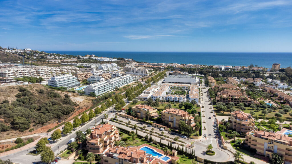 Middle Floor Apartment La Cala Málaga - image 6