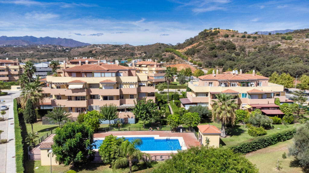 Middle Floor Apartment La Cala Málaga - image 7