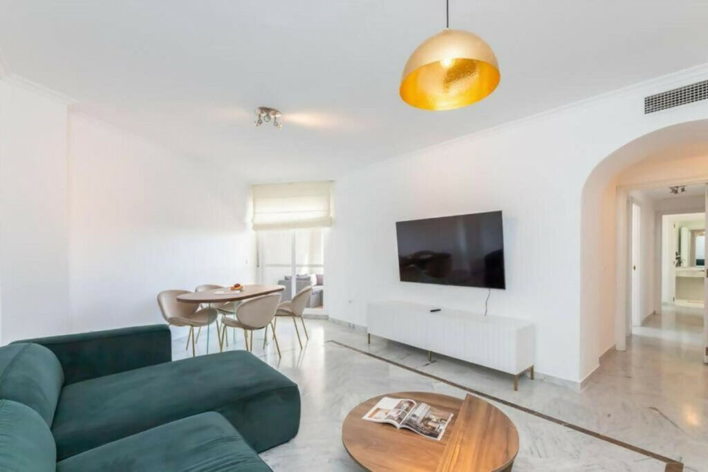 Middle Floor Apartment San Pedro de Alcántara Málaga - image 2