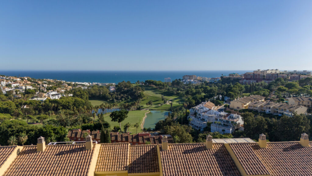 Middle Floor Apartment Benalmadena Málaga - image 8