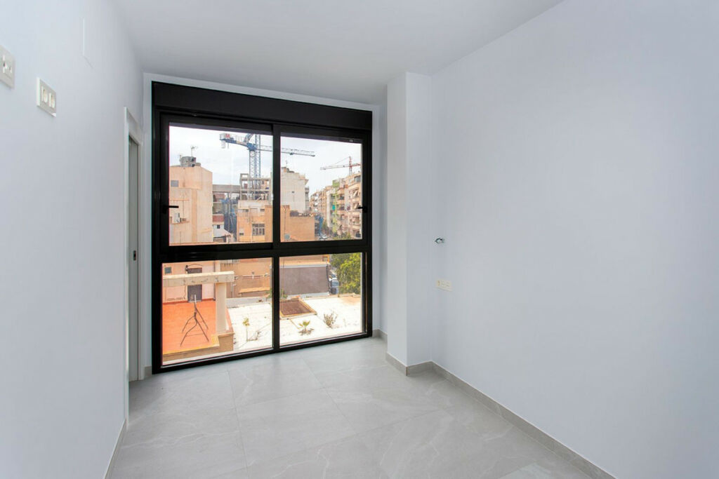 Middle Floor Apartment Torrevieja Alicante - image 14