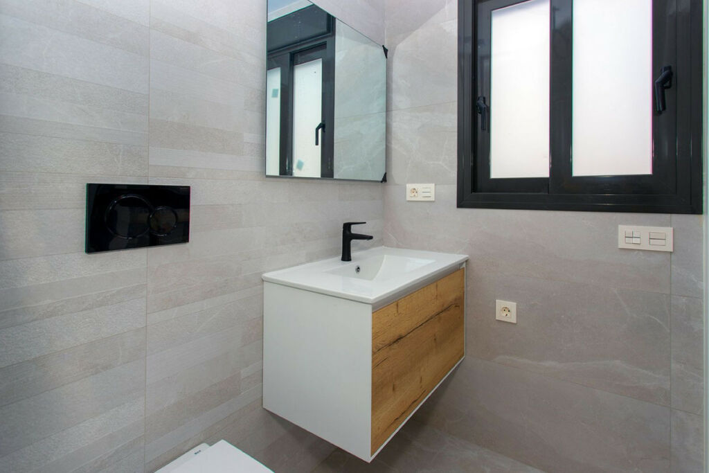 Middle Floor Apartment Torrevieja Alicante - image 17