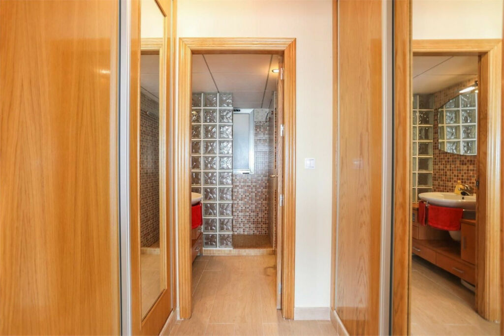 Middle Floor Apartment Torrevieja Alicante - image 16