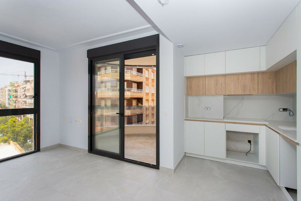 Middle Floor Apartment Torrevieja Alicante - image 3