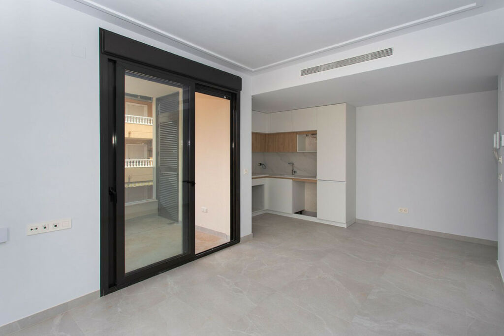 Middle Floor Apartment Torrevieja Alicante - image 4