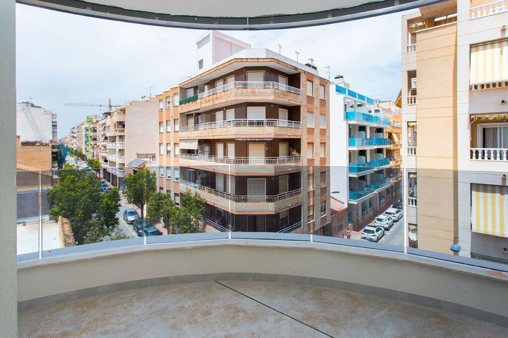 Middle Floor Apartment Torrevieja Alicante - image 6