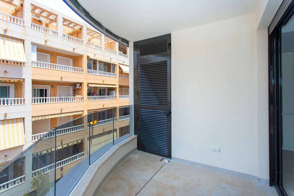 Middle Floor Apartment Torrevieja Alicante - image 8