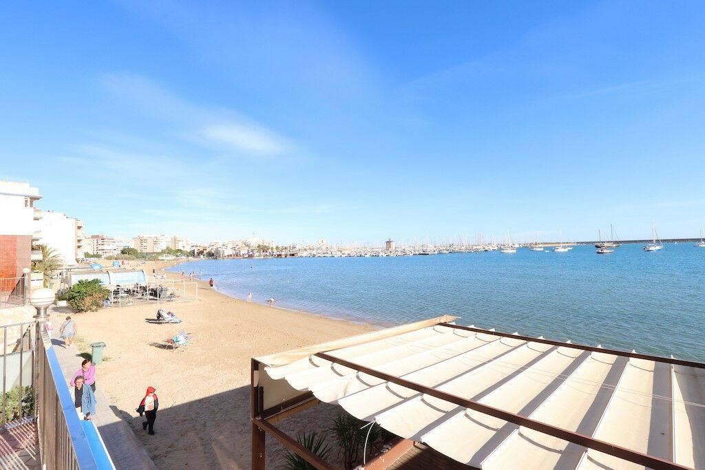 Middle Floor Apartment Torrevieja Alicante - image 3