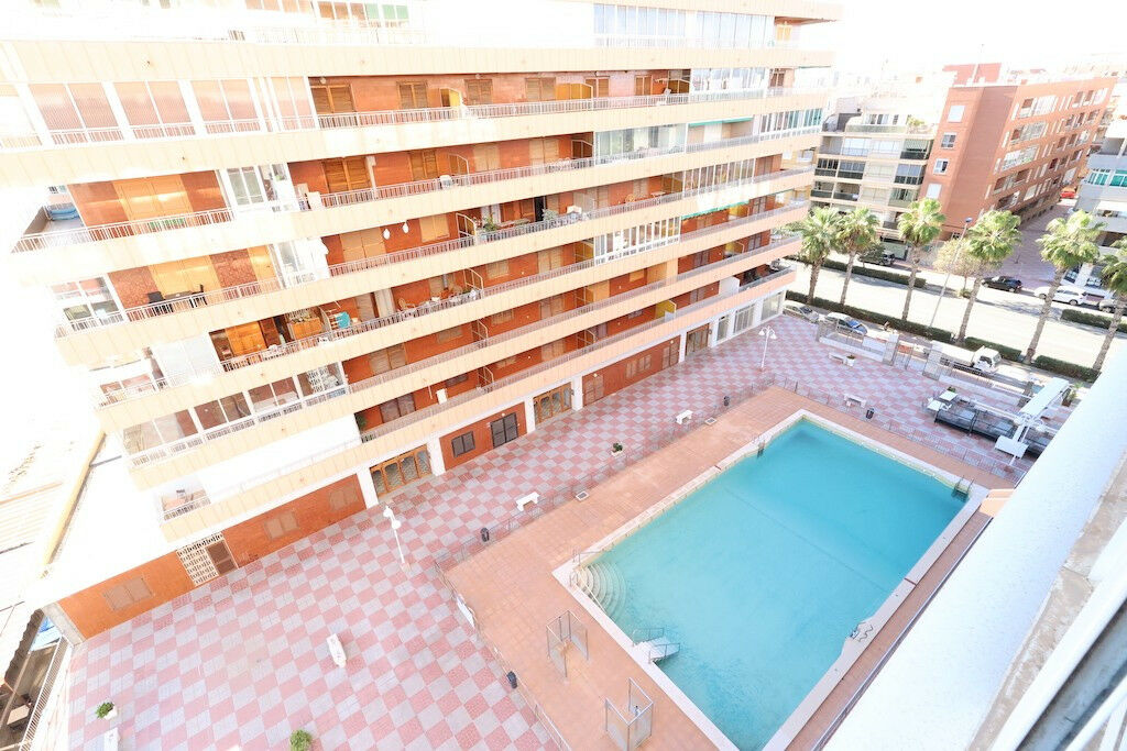 Middle Floor Apartment Torrevieja Alicante - image 4
