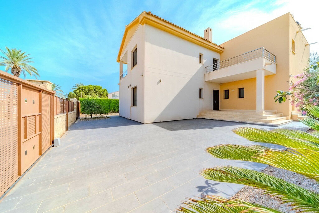 Detached Villa Cabo Roig Alicante - image 6