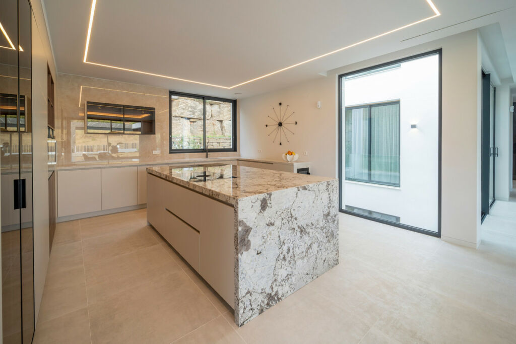 Detached Villa El Paraiso Málaga - image 10