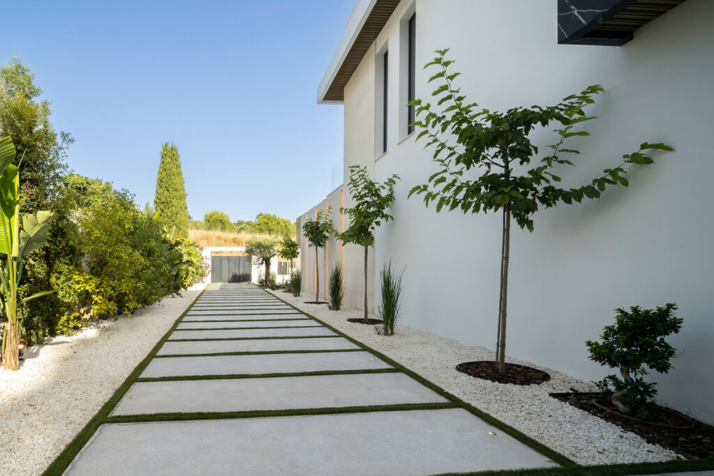 Detached Villa El Paraiso Málaga - image 24