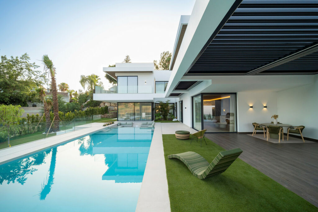 Detached Villa El Paraiso Málaga - image 5